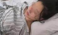 女子称在杭州一商场遭挟持被捅数刀，靠假体躲过致命一击，男友手机定位救援，警方回应