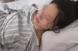 女子称在杭州一商场遭挟持被捅数刀，靠假体躲过致命一击，男友手机定位救援，警方回应