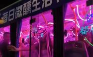 河南济源街头现“蹦迪巴士”，网友质疑是否有安全隐患，主办方称已报备
