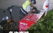杭州爱心冰箱被一男子“免费进货”，打包拿水还对着镜头挑衅，管理方：连续三晚都来，男子称家里就他一个人，爱咋咋样