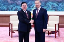 王毅会见东盟秘书长高金洪：近日柬泰边境冲突令人痛心和担忧