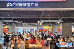 “金条最多一天卖20斤，还断货”，有人拉行李箱来