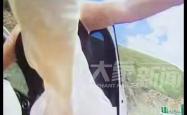 男子骑摩托车遭逆行奔驰逼停，女车主下车猛踹摩托并拿石头辱骂，男子称旁边就是百米悬崖！甘肃警方：已介入调查