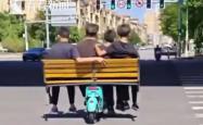 内蒙古：4名少年骑“共享电车+长椅”组合警方已约谈
