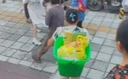 达州一老人摆摊被管理人员打伤？社区：先被老人扇耳光，警方介入