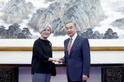 王毅会见美国亚洲协会会长康京和