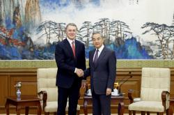 王毅会见美国新任驻华大使庞德伟