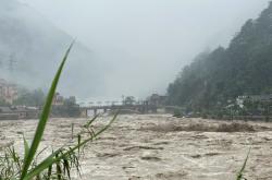 云南贡山持续4天暴雨致交通中断，游客被困独龙江景区一酒店